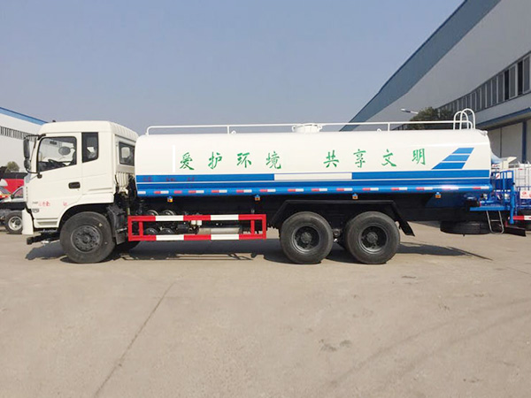 东风特商后八轮18-20方洒水车