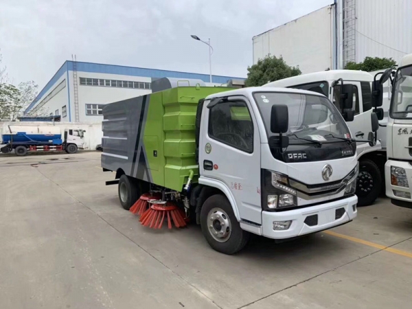 东风小多利卡扫路车(1.5方水罐,4方尘罐)