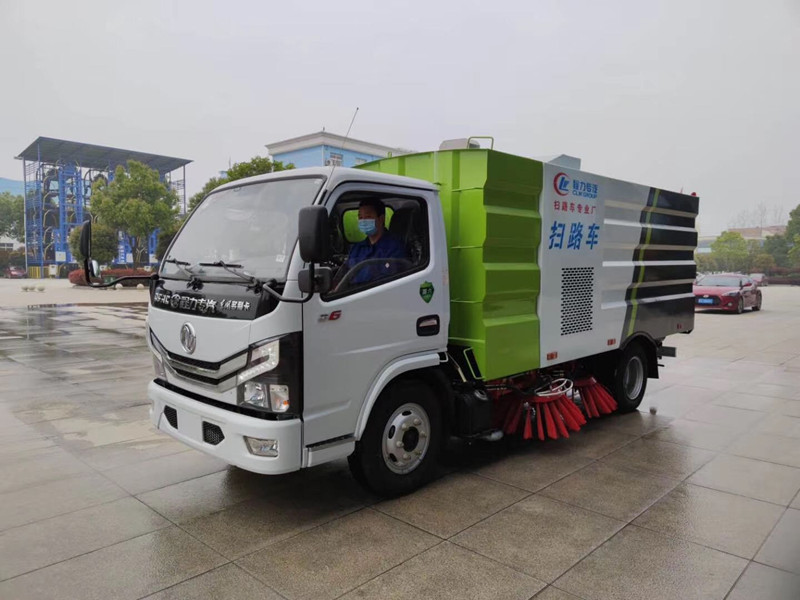 东风小多利卡扫路车(1.5方水罐,4方尘罐)