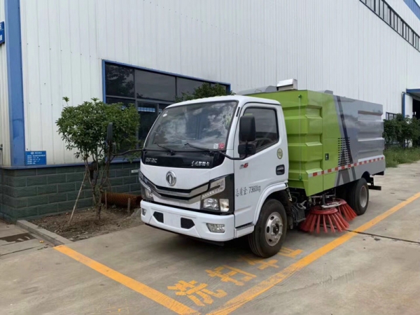 东风小多利卡扫路车(1.5方水罐,4方尘罐)