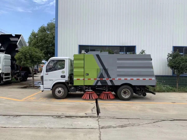 东风小多利卡扫路车(1.5方水罐,4方尘罐)