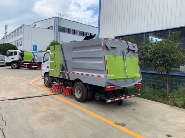 东风小多利卡扫路车(1.5方水罐,4方尘罐)