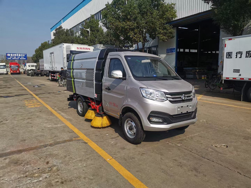 长安小型扫路车(0.5方水罐,1.5方尘罐)
