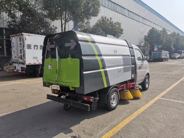 长安小型扫路车(0.5方水罐,1.5方尘罐)