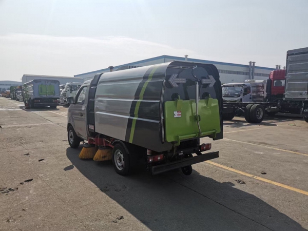 长安小型扫路车(0.5方水罐,1.5方尘罐)