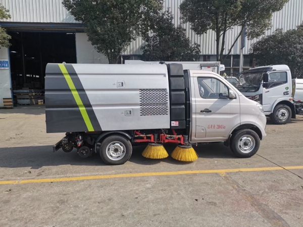 长安小型扫路车(0.5方水罐,1.5方尘罐)