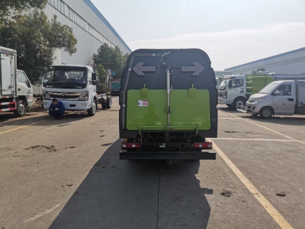 长安小型扫路车(0.5方水罐,1.5方尘罐)