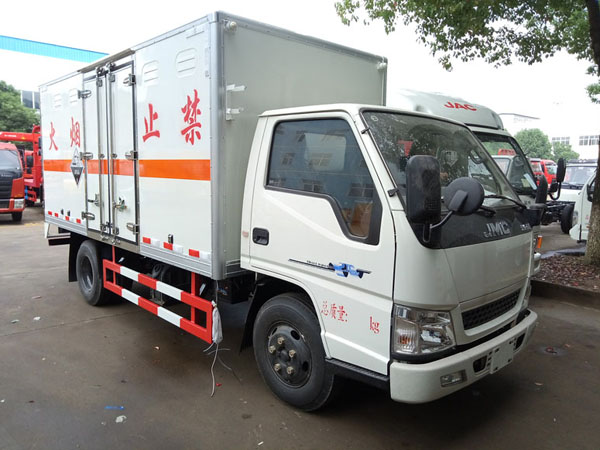 江铃4.2米(2.6吨)腐蚀品厢式车