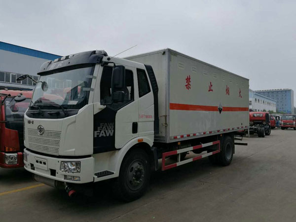 解放6.2米(10.4吨)腐蚀品厢式车