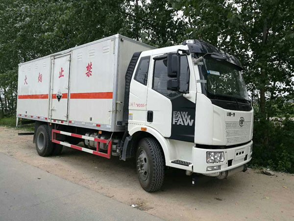 解放6.2米(10.4吨)腐蚀品厢式车