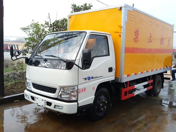 江铃4.1米(蓝牌)易燃固体厢式车