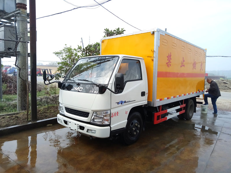 江铃4.1米(蓝牌)易燃固体厢式车