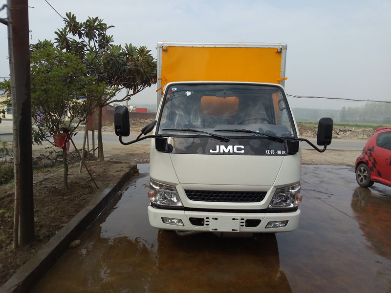 江铃4.1米(蓝牌)易燃固体厢式车