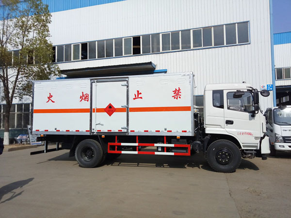 东风6.1米(9吨)液体厢式车