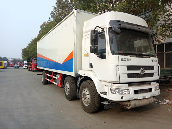 柳汽9.5米(13.8吨)液体厢式车