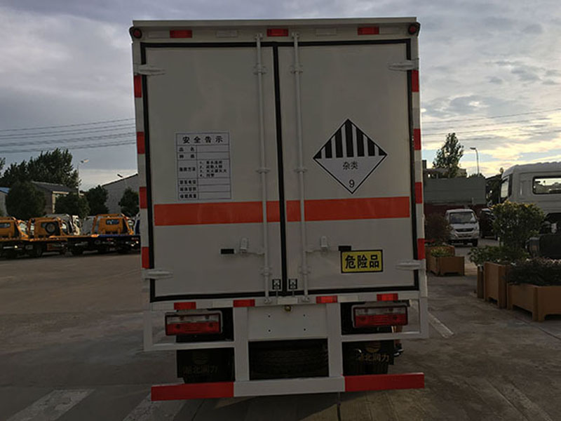 多利卡4.1米(蓝牌)杂项危险品厢式车