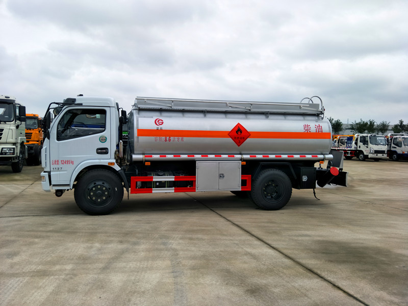 东风多利卡8-10吨加油车