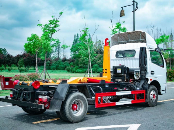 国六东风多利卡8方车厢可卸式(钩臂)垃圾车