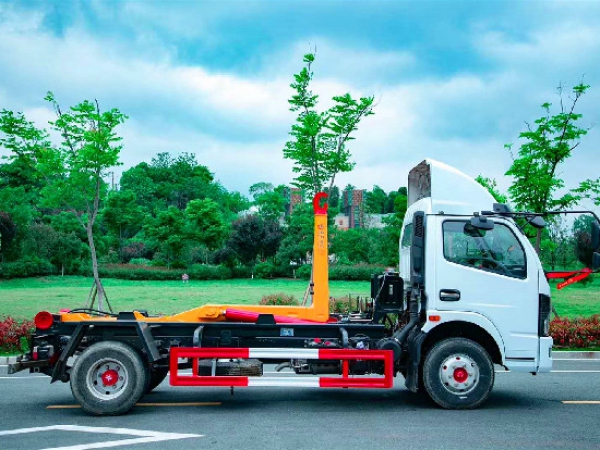 国六东风多利卡8方车厢可卸式(钩臂)垃圾车