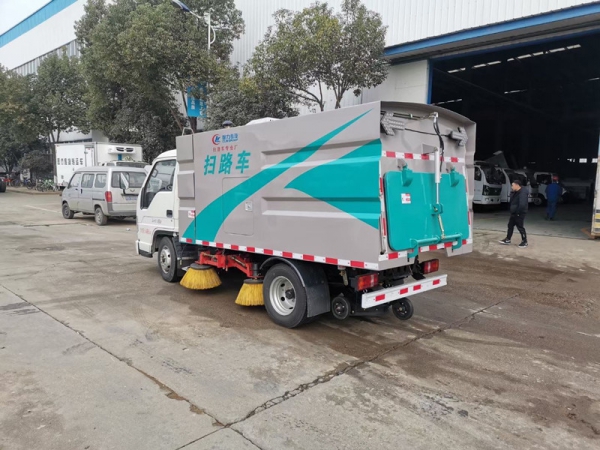 福田微型扫路车(0.8方水罐1.7方尘罐)