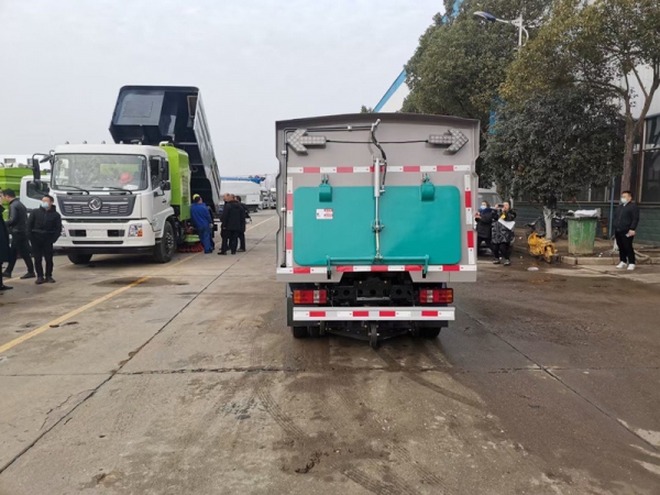 福田微型扫路车(0.8方水罐1.7方尘罐)