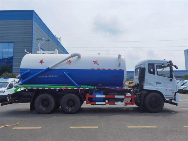 东风D17后双桥18方吸污车,配水循环泵加10米吸污带。