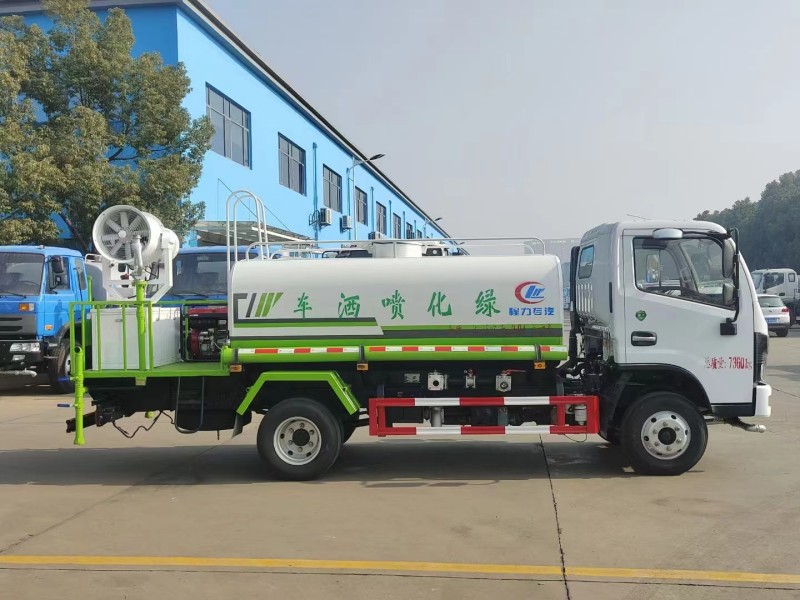 小多利卡5吨绿化喷洒车,30米打药车