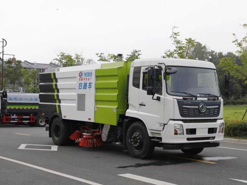 东风天锦扫路车(4方水罐8方尘罐)