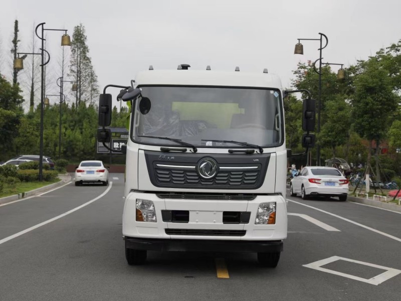 东风天锦扫路车(4方水罐8方尘罐)