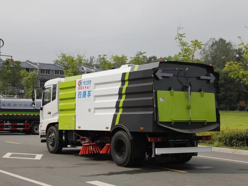 东风天锦扫路车(4方水罐8方尘罐)